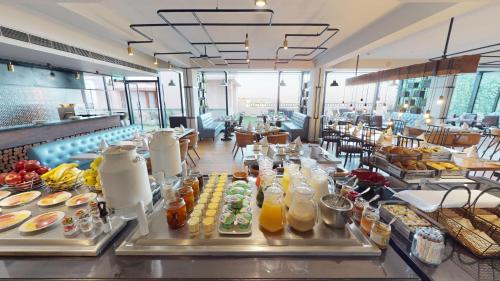 um buffet com muitos tipos diferentes de comida em Radisson Hotel Shimla em Shimla