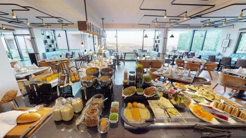 um buffet com muitos tipos diferentes de comida em Radisson Hotel Shimla em Shimla