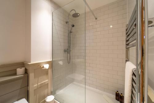 Un baño con ducha con puerta de cristal. en Grade II Listed Top Floor Flat in Central Banbury - Pass the Keys, en Banbury