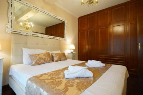 V_Paradise في إيراكليتسا: غرفة نوم بها سرير مع مناشف عليه