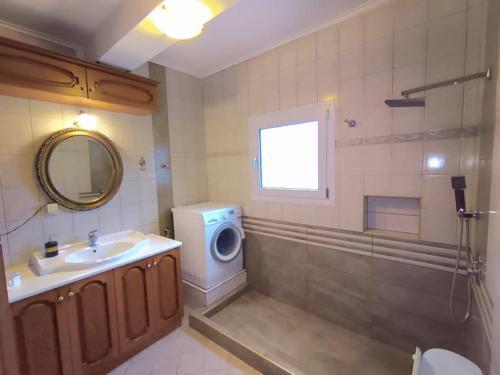 V_Paradise في إيراكليتسا: حمام مع غسالة ومغسلة