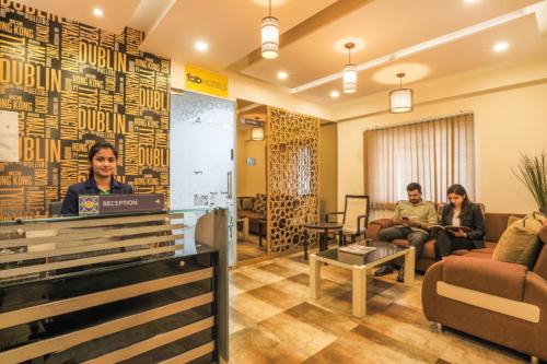 Un lugar para sentarse en FabHotel Frazer Suites - Nr Bangalore Cantt Railway Station