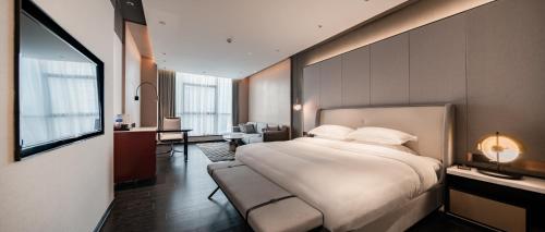 Postel nebo postele na pokoji v ubytování Starway Hotel Chengdu Longquan Economic Port Baiyunxi