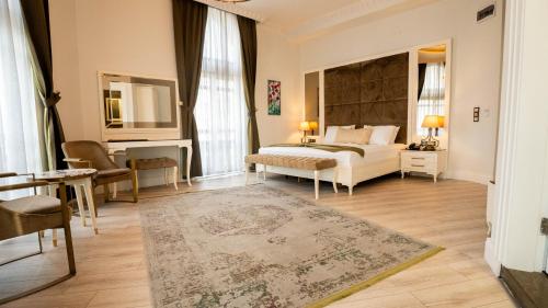 a bedroom with a bed and a table and chairs at BANDIRMA PALAS OTEL in Bandırma
