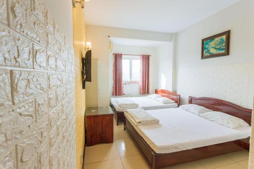 Giường trong phòng chung tại Anh Toản Hotel