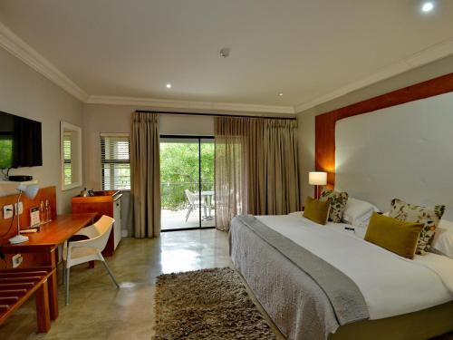 Un pat sau paturi într-o cameră la ANEW Resort White River Mbombela