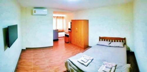 een slaapkamer met een groot bed in een kamer bij SDDP Apartment in San Kamphaeng