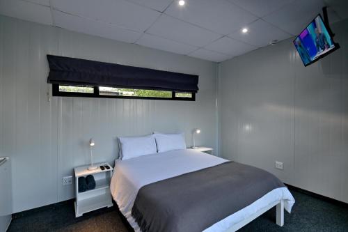 En eller flere senge i et værelse på SleepOver Colesberg