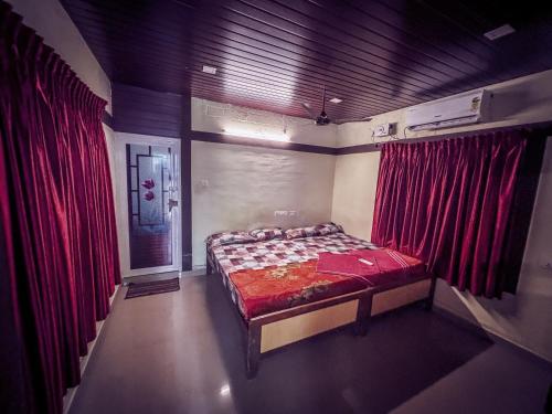 Una cama o camas en una habitación de Munroe Paradise