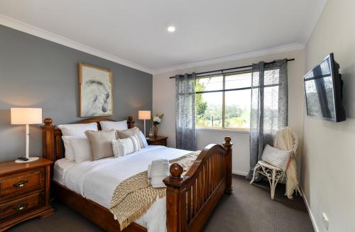 Una cama o camas en una habitación de Doomben Ridge Farm House