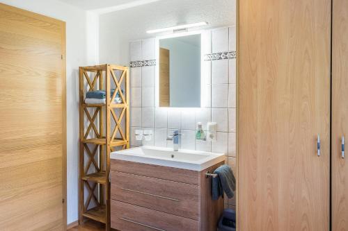 un baño con lavabo y espejo en Haus Tramontana, en Gaschurn