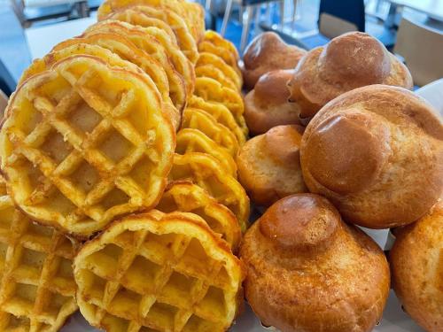 Una pila de gofres y otros pasteles sobre una mesa en Novotel Saclay, en Saclay