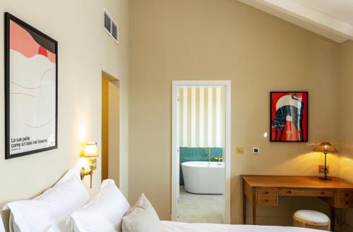 um quarto com uma cama e um banheiro com banheira em Villa RudaVista em Brsečine