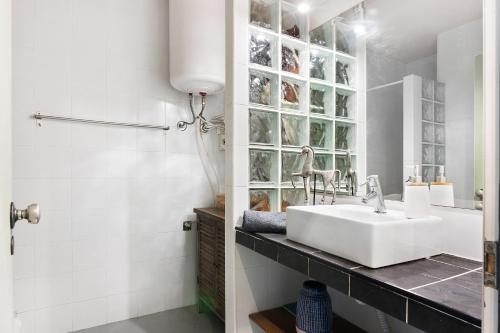 a bathroom with a sink and a shower at Apartamento Davasa in Armação de Pêra