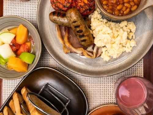 een tafel met twee borden met verschillende voedingsmiddelen bij Novotel Bordeaux Lac in Bordeaux