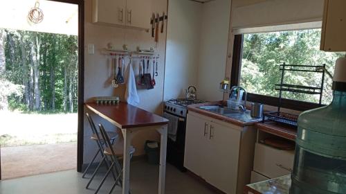 Η κουζίνα ή μικρή κουζίνα στο Cabaña en Pumalal