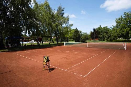 Tenis a/nebo squash v ubytování Tenisz vendégház nebo okolí