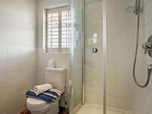 Et badeværelse på 4 Bed in Seaview oc-87155