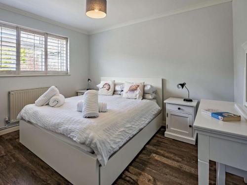 En eller flere senge i et værelse på 4 Bed in Seaview oc-87155