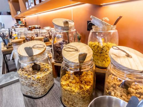 ブールジュにあるNovotel Bourgesのいろいろな種類の食べ物が詰まった瓶