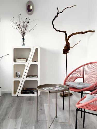 a room with a table and two chairs and a shelf at M Butterfly in Alvorge