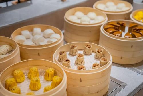 eine Gruppe von Holzfässern, gefüllt mit Kuchen und Gebäck in der Unterkunft JI Hotel Chongqing Yufu Industrial Park TuoXinXing Times in Chongqing