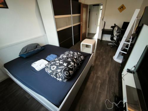 Una cama o camas en una habitación de NearWöhrderSeaAndStation