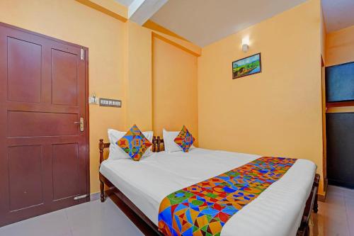 Ένα ή περισσότερα κρεβάτια σε δωμάτιο στο FabHotel Fort Beach Residency