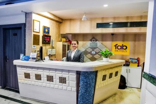 Una mujer sentada en un mostrador en una casa de Lego. en Via CT Palace, en Bhopal