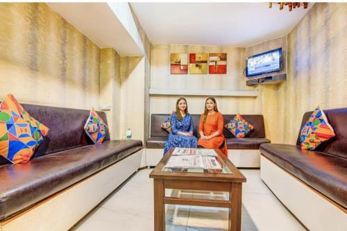 dos mujeres sentadas en una sala de espera en Via CT Palace, en Bhopal