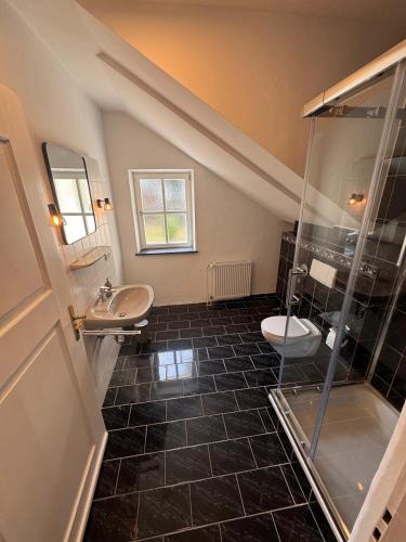 Bavaria Home Studio with terrace في غايزنفلد: حمام مع حوض ومرحاض ودش