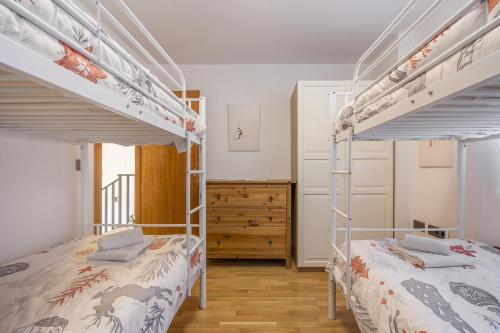 En eller flere senge i et værelse på Majestic Sierra Nevada