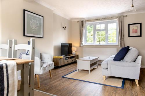a living room with a couch and a tv at Charming 2 Bed Cottage Pet Friendly Garden Parking in Woodhouse Eaves in Woodhouse