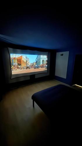 ベルフォールにあるCinema Room - Belfortの暗い部屋に薄型テレビが備わる部屋