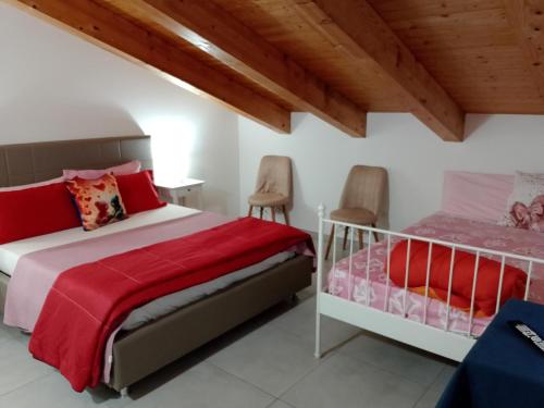 1 Schlafzimmer mit 2 Betten und Holzdecken in der Unterkunft B&B L'incanto del Golfo in Agropoli