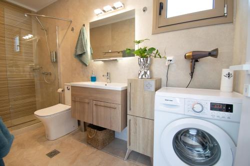 um banheiro com máquina de lavar e pia em ''Aetheria'' Rooftop Resort Rhodes with sea view em Kremasti