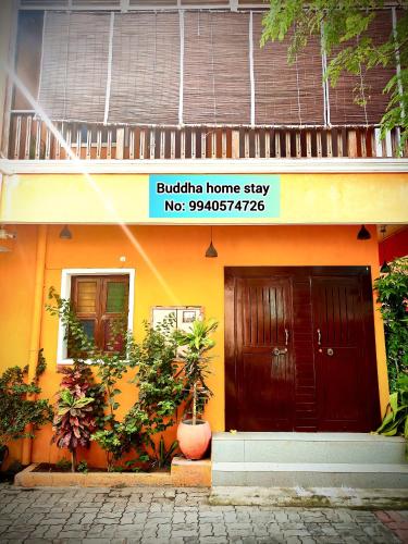 Buddha Home stay في مهاباليبورام: مبنى مع علامة إقامة منزلية أمامه