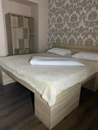 Dos camas en un dormitorio con una pared. en #8 Apartments, en Odessa