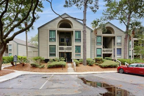 una casa con una macchina rossa parcheggiata di fronte di Pelican Watch 1350 a Seabrook Island