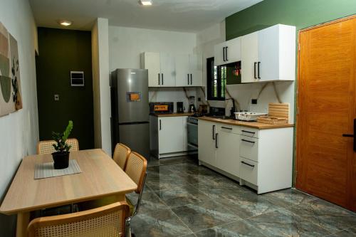 Una cocina o kitchenette en Casa moderna cerca de Casa de Campo con Wi-Fi profesional y espacio para 8 personas