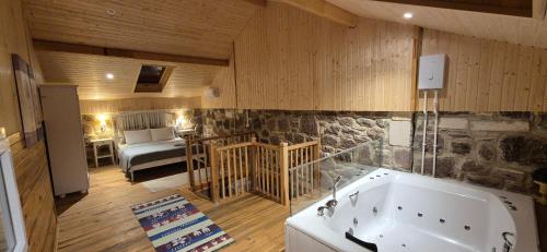 Ένα ή περισσότερα κρεβάτια σε δωμάτιο στο Isıtmalı Havuzlu Otantik Taş Ev