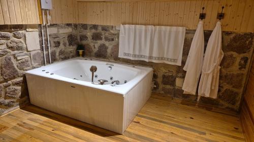 Ένα μπάνιο στο Isıtmalı Havuzlu Otantik Taş Ev