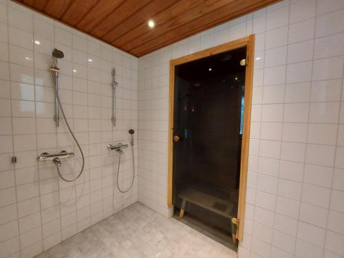 e bagno con doccia. di Sunski a Syöte