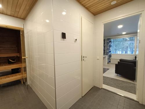 een kamer met een deur naar een woonkamer bij Syötemaja in Pudasjärvi