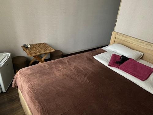 1 dormitorio con 1 cama con 2 almohadas y mesa en #8 Apartments, en Odessa