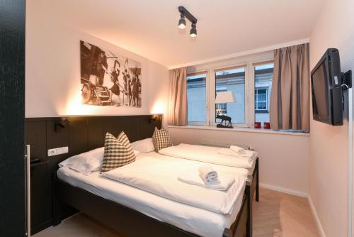 a bedroom with two beds and a window at Penthouse Mountain and Lake View, terrace, AirCondition, incl Summer Card in Zell am See