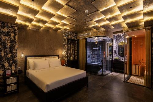 Pynt Hotel 7 في مدينة هوشي منه: غرفة نوم بها سرير كبير في الغرفة