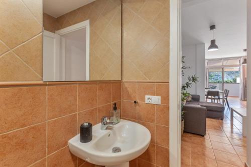 un bagno con lavandino e specchio di Vv Caracola a Puerto de Mogán