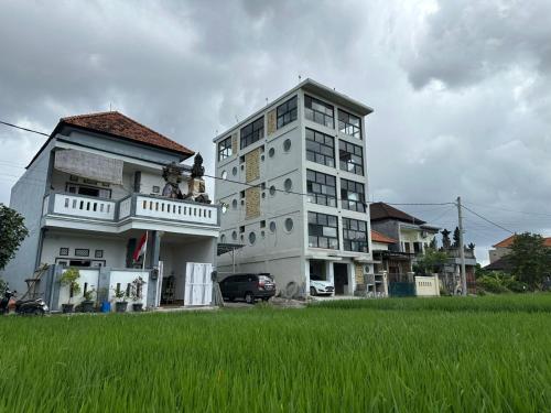 Φωτογραφία από το άλμπουμ του On The Moon σε Ketewel