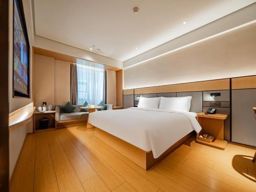 Postel nebo postele na pokoji v ubytování JI Hotel Chengdu East Railway Station Greenland 468